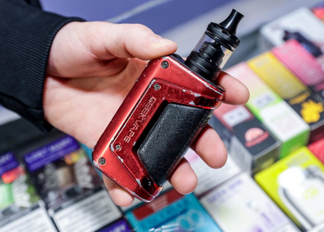 Archivo - Cigarrillos electrónicos en una tienda especializadaEuropa Press/Contacto/Donat Sorokin - Archivo