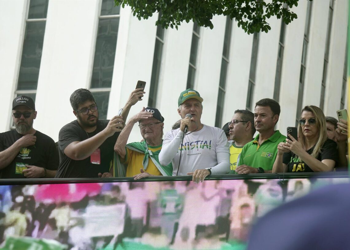 El expresidente brasileño Jair Bolsonaro durante una movilización en su apoyo en Sao Paulo, antes de ser encarceladoEuropa Press/Contacto/Cris Faga