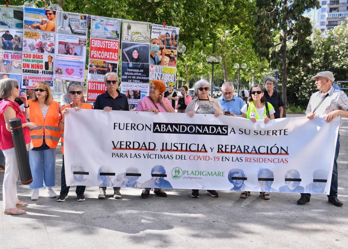 Archivo - Varias personas sostienen una pancarta que reza: 'Fueron abandonadas a su suerte. Verdad, justicia y reparación para las víctimas del Covid-19 en las residencias' frente a los Juzgados de Plaza de Castilla, a 15 de junio de 2023, en Madrid (EspaFernando Sánchez - Europa Press - Archivo