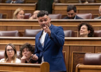 Archivo - El portavoz de ERC en el Congreso, Gabriel Rufián, atiende a los medios de comunicación durante una sesión plenaria extraordinaria, en el Congreso de los Diputados, a 22 de julio de 2025, en Madrid (España).asistasEduardo Parra - Europa Press - Archivo