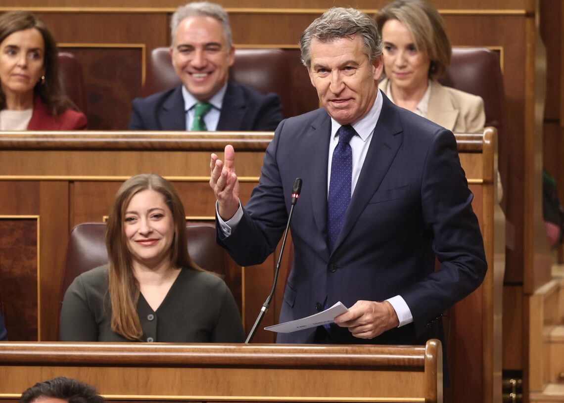 El presidente del Partido Popular, Alberto Núñez Feijóo, interviene durante una sesión de control al Gobierno, en el Congreso de los Diputados, a 26 de noviembre de 2025, en Madrid (España).Eduardo Parra - Europa Press