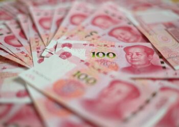 Archivo - FILED - 12 December 2023, China, Beijing: Several bills, each with a value of 100 Chinese Yuan, lie on a table. Photo: Johannes Neudecker/dpaJohannes Neudecker/dpa - Archivo