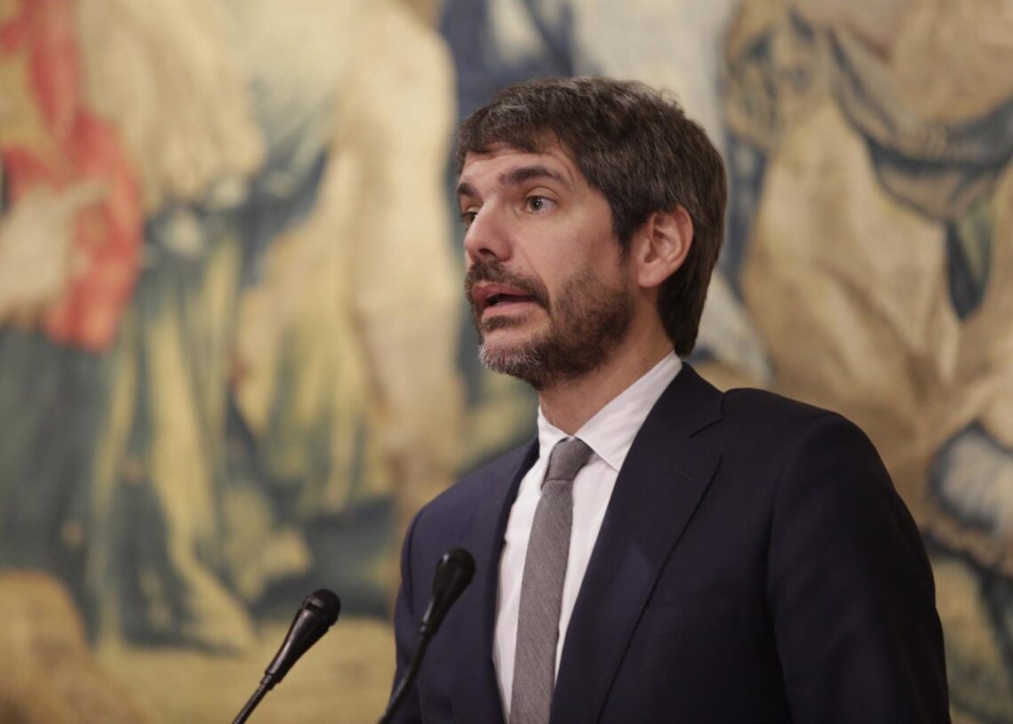El ministro de Cultura, Ernert Urtasun, durante una rueda de prensa tras su reunión en el Palacio de los Condes de Luna, a 26 de noviembre de 2025, en León, Castilla y León (España). Fernando Otero - Europa Press