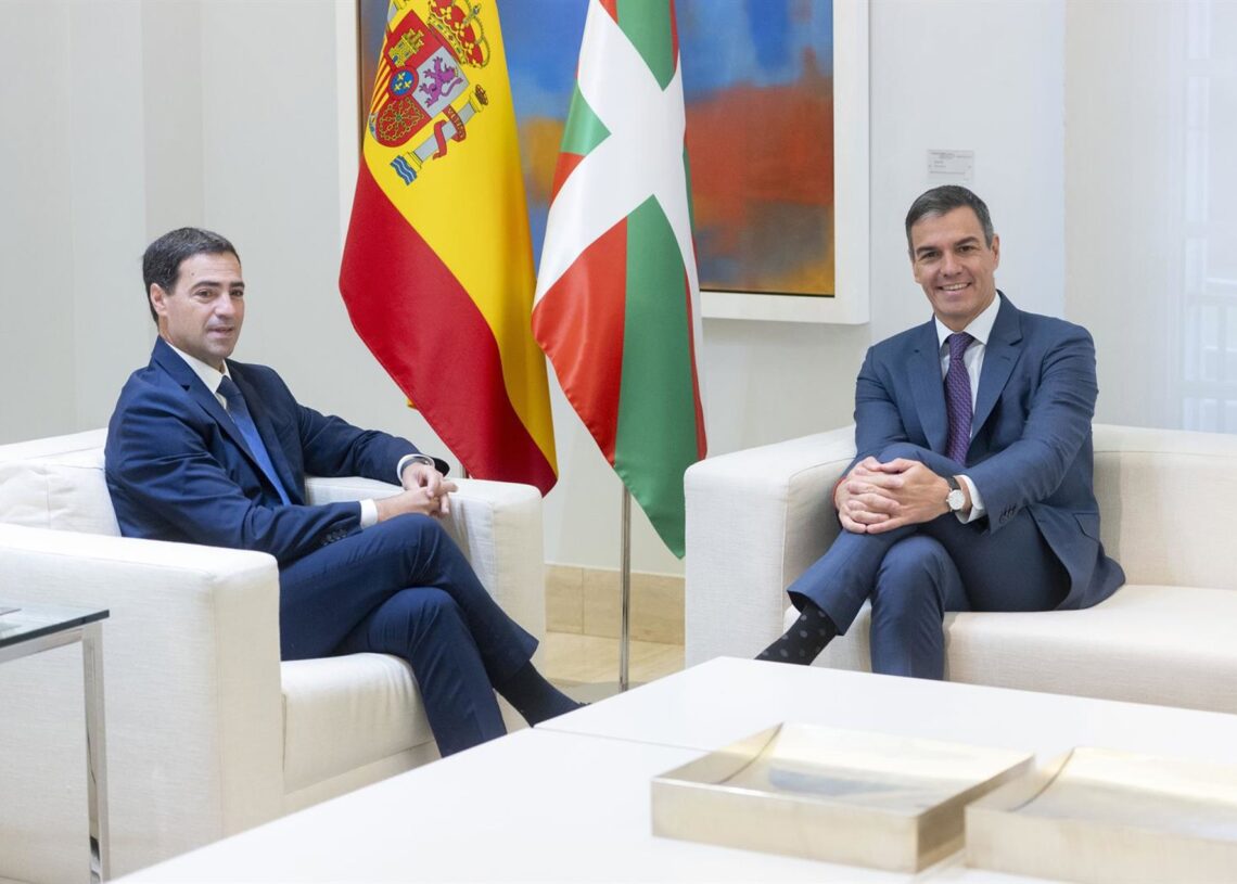 Archivo - El lehendakari Imanol Pradales (i) y el presidente del Gobierno, Pedro Sánchez (d), durante una reunión en el Complejo de La MoncloaAlberto Ortega - Europa Press - Archivo