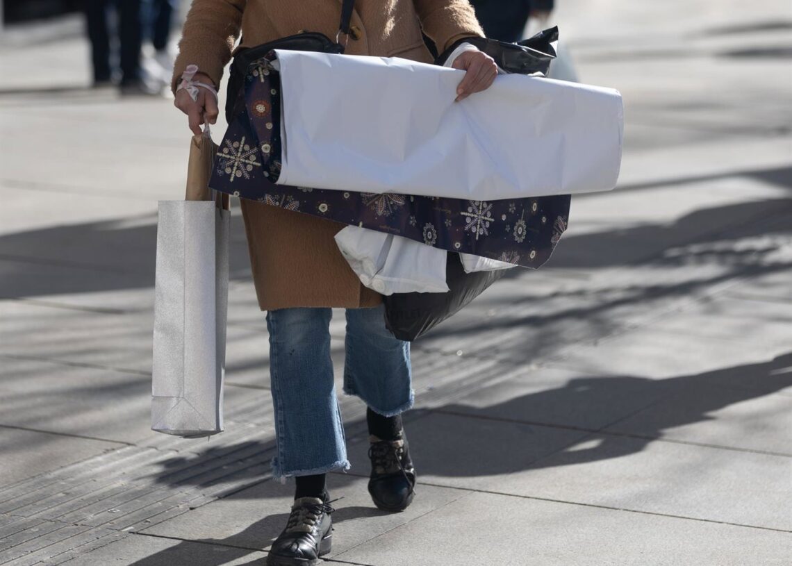 Archivo - Una persona lleva bolsas con regalos para Reyes, en Madrid (España)Eduardo Parra - Europa Press - Archivo