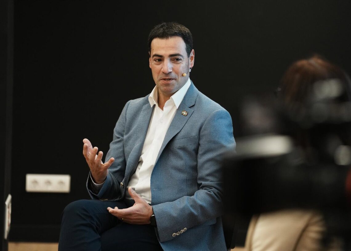 Archivo - El candidato del PNV a Lehendakari, Imanol Pradales, durante un encuentro informativoH.Bilbao - Europa Press - Archivo