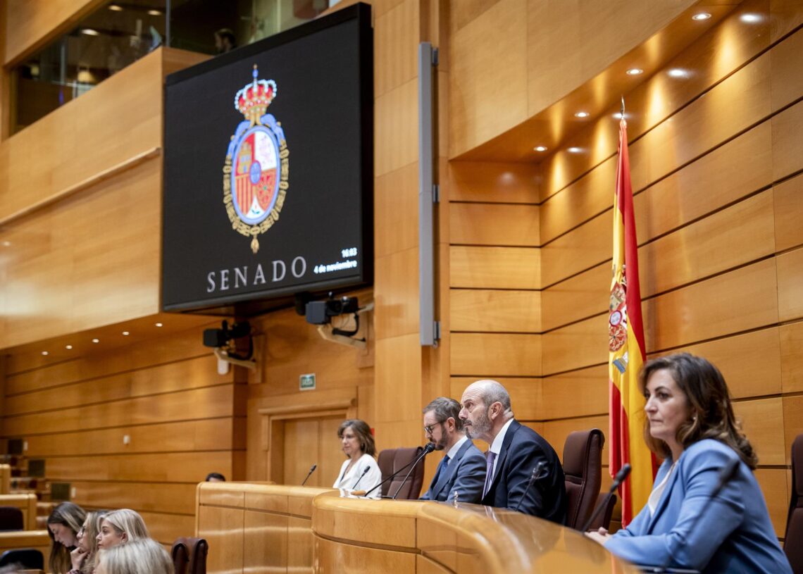 Archivo - El presidente del Senado, Pedro Rollán (2d), interviene durante una sesión plenaria, a 4 de noviembre de 2025, en Madrid (España). El senado debate el nuevo modelo de financiación autonómica a petición del grupo parlamentario Izquierda ConfederaA. Pérez Meca - Europa Press - Archivo