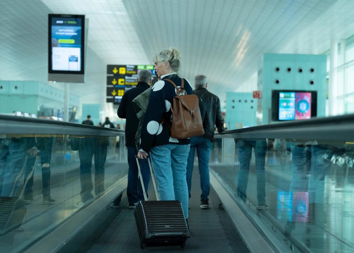 Archivo - Una mujer camina con su maleta en una cita en el aeropuerto de Barcelona.David Zorrakino - Europa Press - Archivo