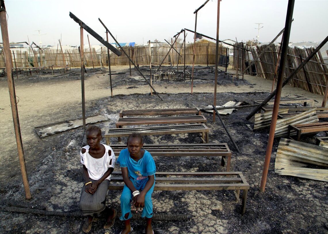 Archivo - Dos niños en una escuela atacada de Sudán del SurUNICEF/UN018992/GEORGE - Archivo