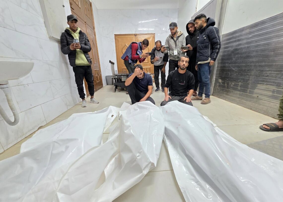 Palestinos en el Hospital Naser de Jan Yunis junto a dos muertos por los ataques de Israel contra la Franja de Gaza a pesar del alto el fuego en vigor desde el 10 de octubre de 2025 (archivo)Europa Press/Contacto/Tariq Mohammad