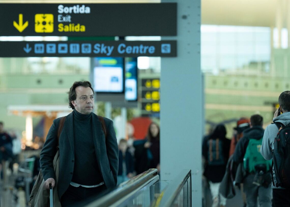 Archivo - Un hombre camina con su maleta en una cita en el aeropuerto de El PratDavid Zorrakino - Europa Press - Archivo