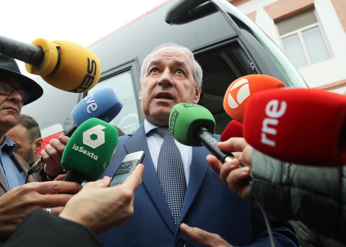 El secretario xeral del PSOE de Lugo y presidente de la Diputación, José Tomé, atiende a los medios en Monforte tras trascender denuncias por supuestos casos de acoso contra élCARLOS CASTRO/EUROPA PRESS