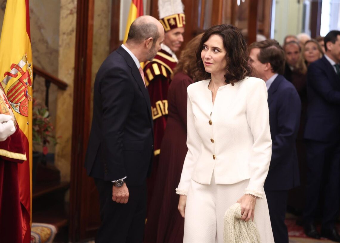 El presidente del Senado, Pedro Rollán, y la presidenta del Congreso, Francina Armengol, saludan a la presidenta de la Comunidad de Madrid, Isabel Díaz Ayuso, durante el acto institucional por el Día de la Constitución,Eduardo Parra - Europa Press