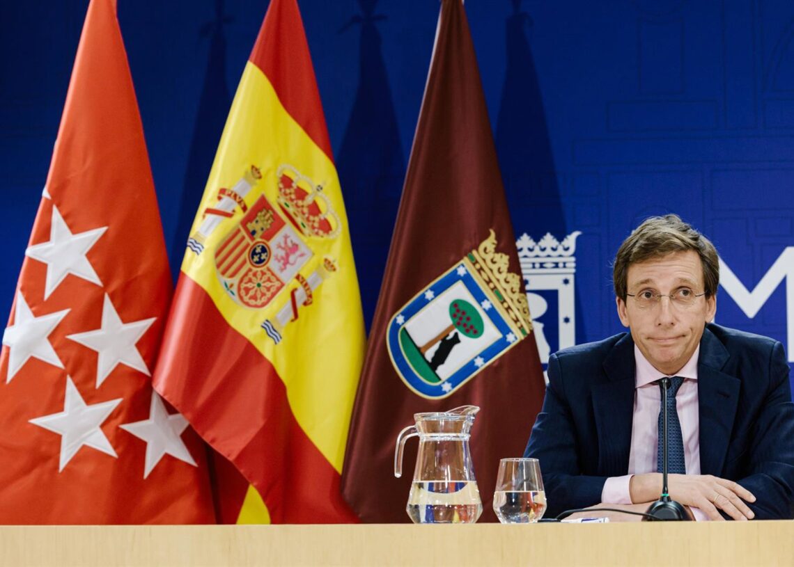El alcalde de Madrid, José Luis Martínez-Almeida, durante una rueda de prensa, en el Palacio de Cibeles, a 4 de diciembre de 2025, en Madrid (España). Almeida ha acusado a los socialistas de ser "autoridades en acoso sexual" para reclamar, una vez más, "mCarlos Luján - Europa Press