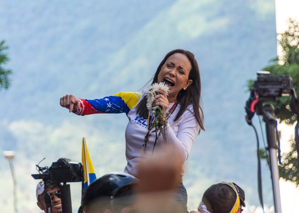 Archivo - La líder opositora venezolana María Corina Machado, interviene en plena calle, a 9 de enero de 2025, en Caracas (Venezuela)Jimmy Villalta - Archivo