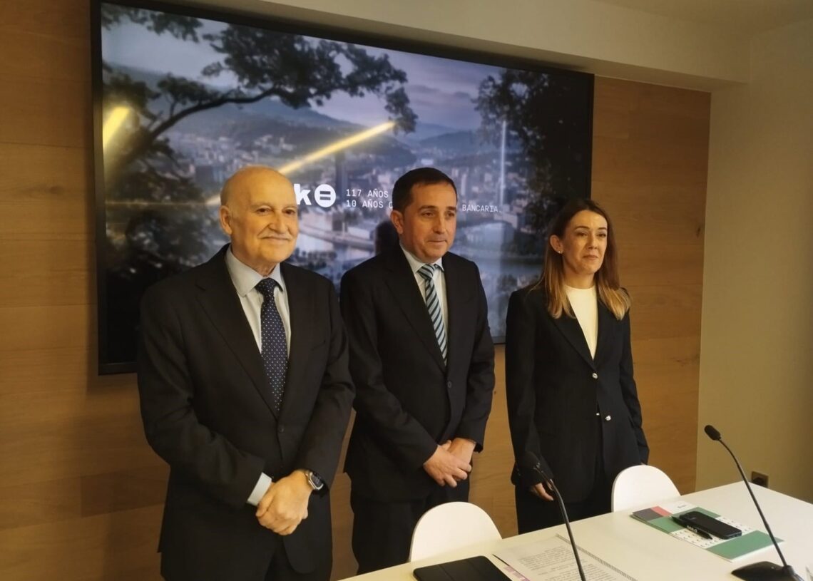 El presidente de BBK, Xabier Sagredo, y la directora de Obra Social, Nora Social, durante la presentación del opresupuesto de la fundación para 2026EUROPA PRESS