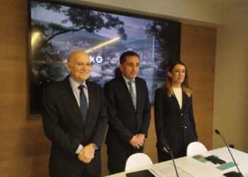 El presidente de BBK, Xabier Sagredo, y la directora de Obra Social, Nora Social, durante la presentación del opresupuesto de la fundación para 2026EUROPA PRESS