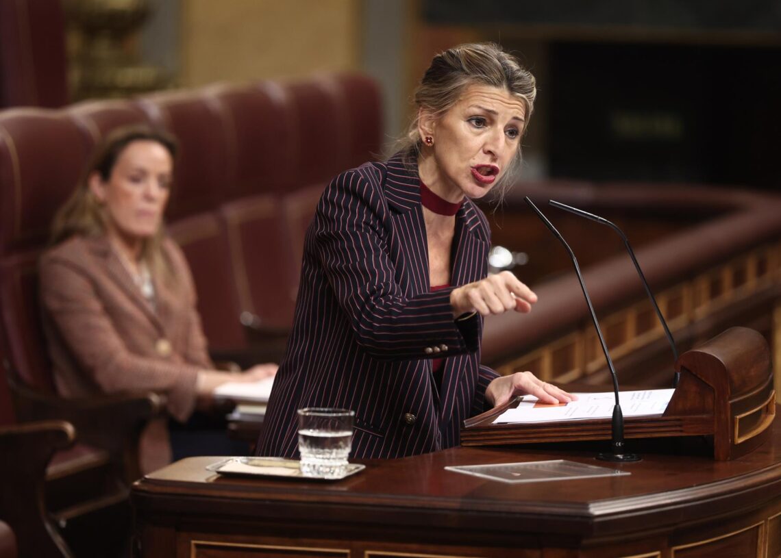 La vicepresidenta segunda y ministra de Trabajo y Economía Social, Yolanda Díaz, interviene durante una sesión de control al Gobierno, en el Congreso de los Diputados, a 10 de diciembre de 2025, en Madrid (España). Eduardo Parra - Europa Press