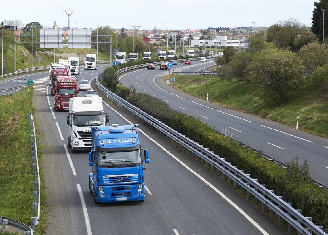 Archivo - Varios camiones durante una marcha en la A-67, de Santander a TorrelavegaJuan Manuel Serrano Arce - Europa Press - Archivo