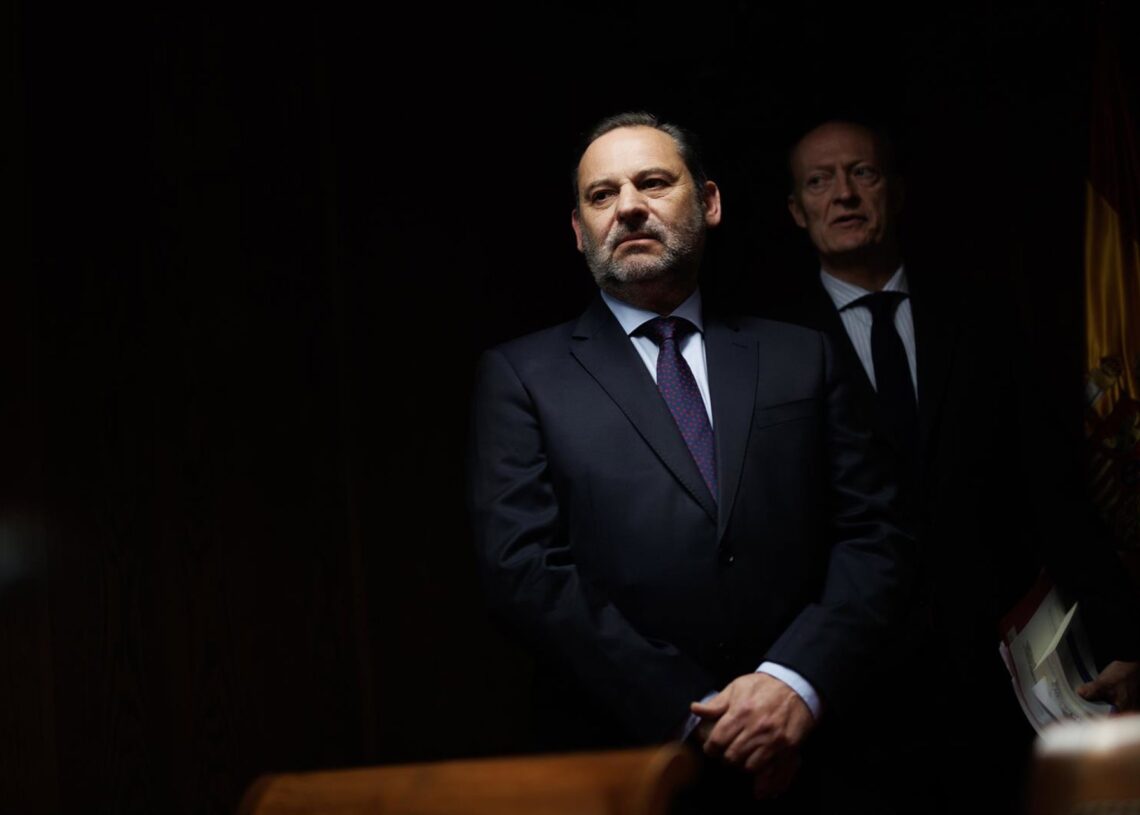 Archivo - El exministro de Transportes José Luis Ábalos (i) a su llegada para comparecer durante la Comisión de Investigación sobre los contratos públicos realizados durante la pandemia del covid-19, en el Senado, a 6 de mayo de 2024, en Madrid (España). Alejandro Martínez Vélez - Europa Press - Archivo