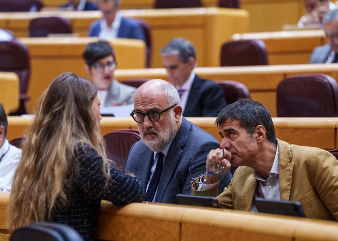 Archivo - El senador de JxCAT Eduard Pujol Bonell (2d) durante una sesión plenaria, en el Senado, a 5 de noviembre de 2025, en Madrid (España).Matias Chiofalo - Europa Press - Archivo