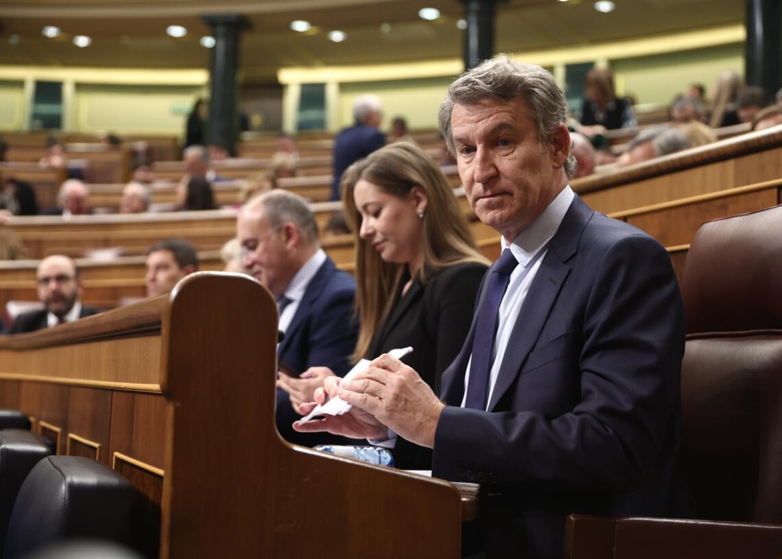 El presidente del Partido Popular, Alberto Núñez Feijóo, durante una sesión de control al Gobierno, en el Congreso de los Diputados, a 10 de diciembre de 2025, en Madrid (España). Eduardo Parra - Europa Press