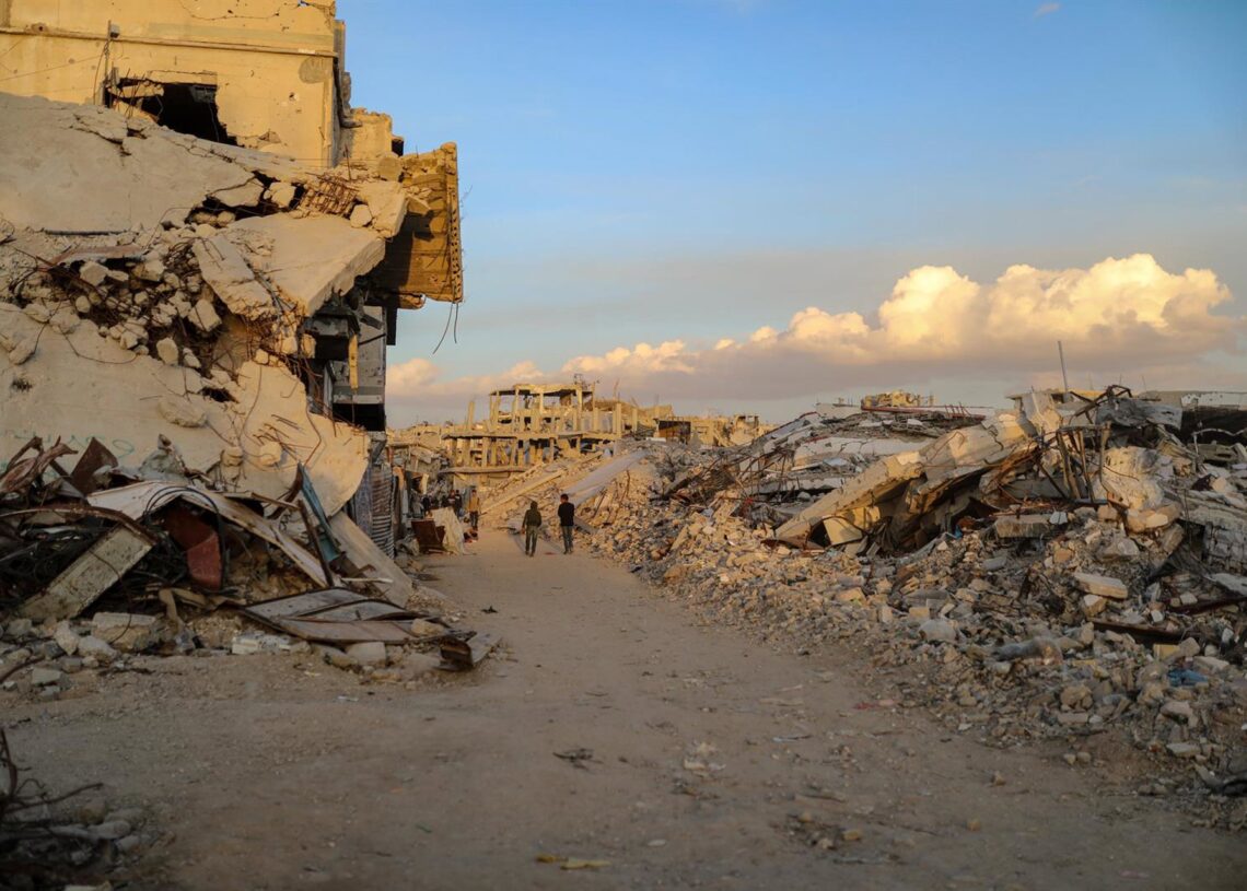 Palestinos entre edificios destruidos por el Ejército de Israel en la ciudad de Gaza, en el norte de la Franja (archivo)Europa Press/Contacto/Omar Ashtawy