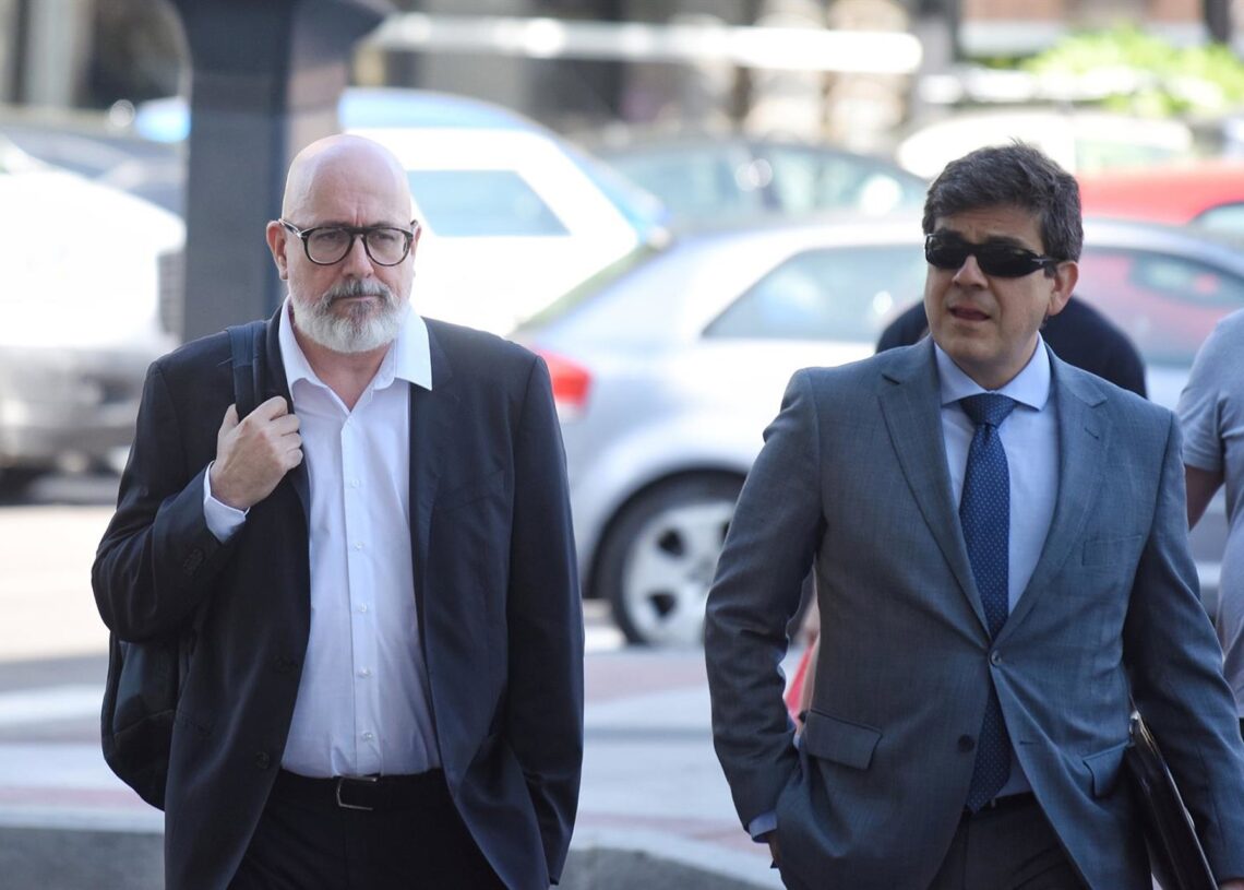 Archivo - El exdirector general de Coordinación Socio-Sanitaria, Francisco Javier Martínez Peromingo (I), a su llegada a los Juzgados de Plaza Castilla, a 26 de mayo de 2025, en Madrid (España). Fernando Sánchez - Europa Press - Archivo