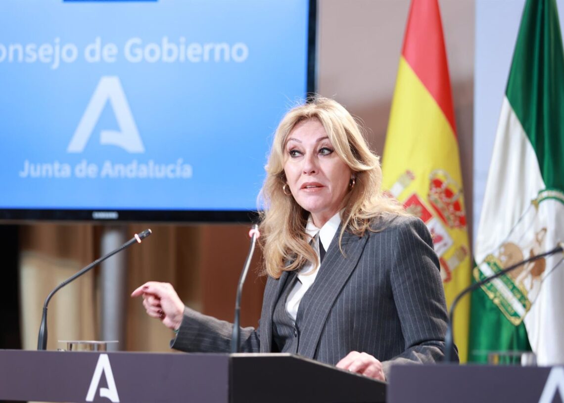 La consejera de Economía, Hacienda, Fondos Europeos y Diálogo Social de la Junta de Andalucía, y portavoz del Gobierno, Carolina España, interviene durante la rueda de prensa posterior al Consejo de Gobierno. A 10 de diciembre de 2025, en Sevilla (AndalucRocío Ruz - Europa Press