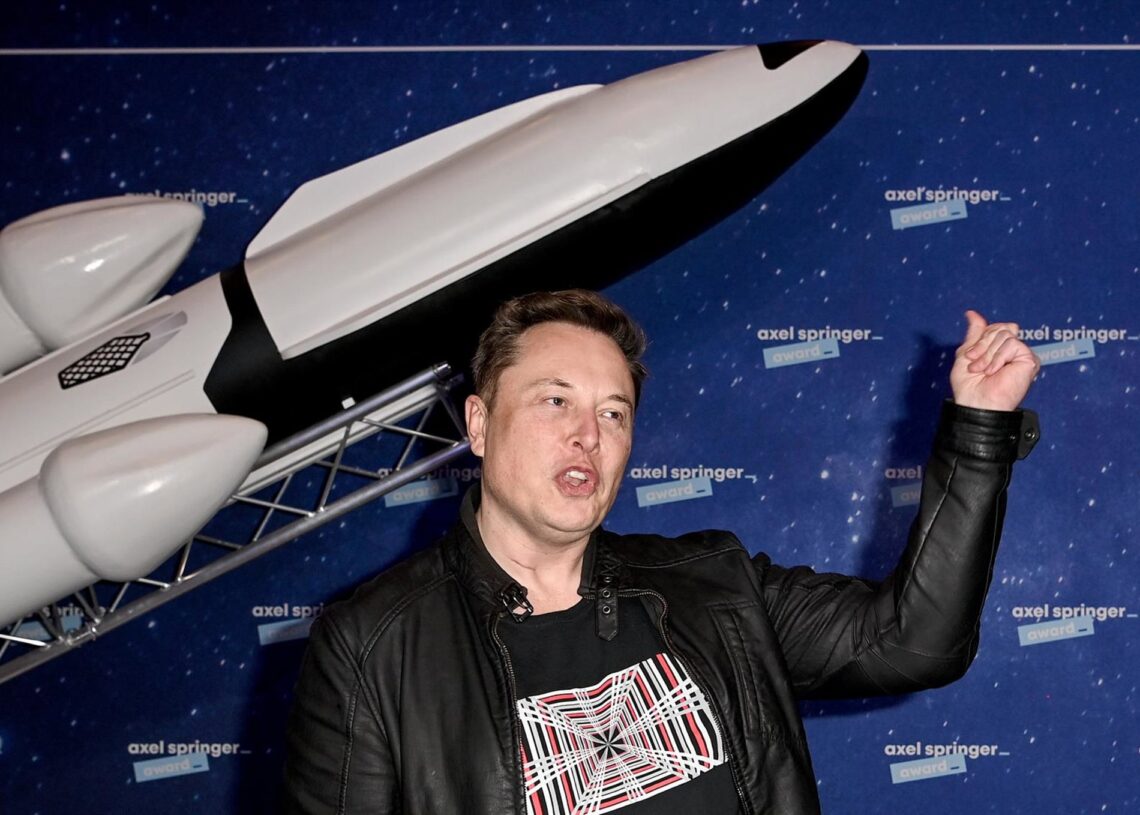 Archivo - FILED - 01 December 2020, Berlin: Elon Musk, head of space company SpaceX and Tesla CEO, arrives at the Axel Springer Award ceremony. Photo: Britta Pedersen/dpa-Zentralbild/dpa-pool/dpaBritta Pedersen/dpa-Zentralbild/ - Archivo