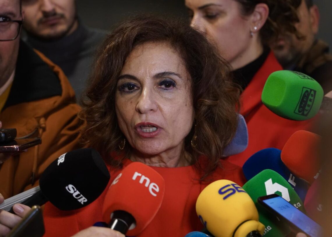 La secretaria general del PSOE-A, María Jesús Montero atiende a los medios de comunicación. Álex Zea - Europa Press
