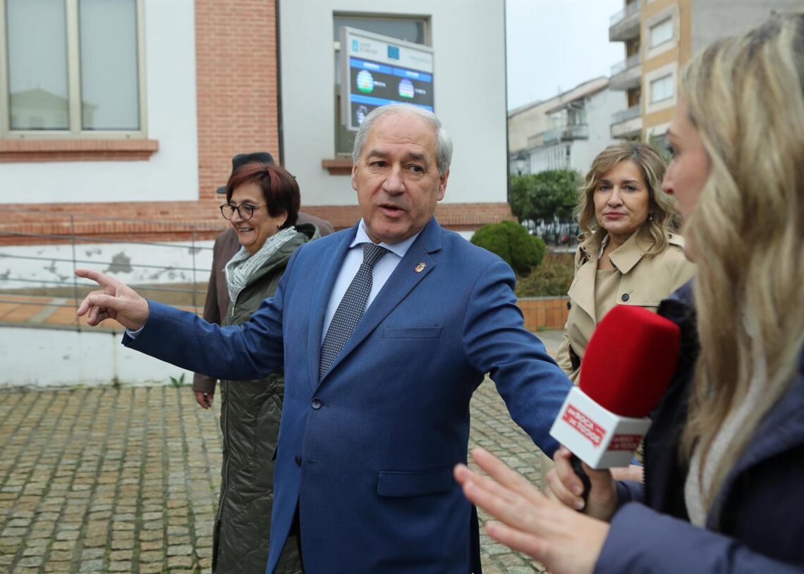 El presidente de la Diputación de Lugo, José Tomé, durante la puesta en marcha del nuevo servicio de autobuses rurales, a 10 de diciembre de 2025, en Campo de San Antón, Monforte de Lemos, Lugo, Galicia (España). El acto tiene lugar después de que ayer saCarlos Castro - Europa Press