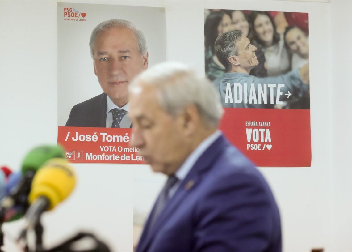 El hasta ahora presidente de la Diputación de Lugo, José Tomé, durante su comparecencia, en la sede del PSdeG-PSOE en Monforte, a 10 de diciembre de 2025, en Monforte de Lemos, Lugo, Galicia (España). El acto tiene lugar después de que ayer saliesen a la Carlos Castro - Europa Press
