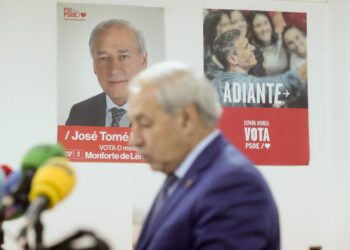 El hasta ahora presidente de la Diputación de Lugo, José Tomé, durante su comparecencia, en la sede del PSdeG-PSOE en Monforte, a 10 de diciembre de 2025, en Monforte de Lemos, Lugo, Galicia (España). El acto tiene lugar después de que ayer saliesen a la Carlos Castro - Europa Press