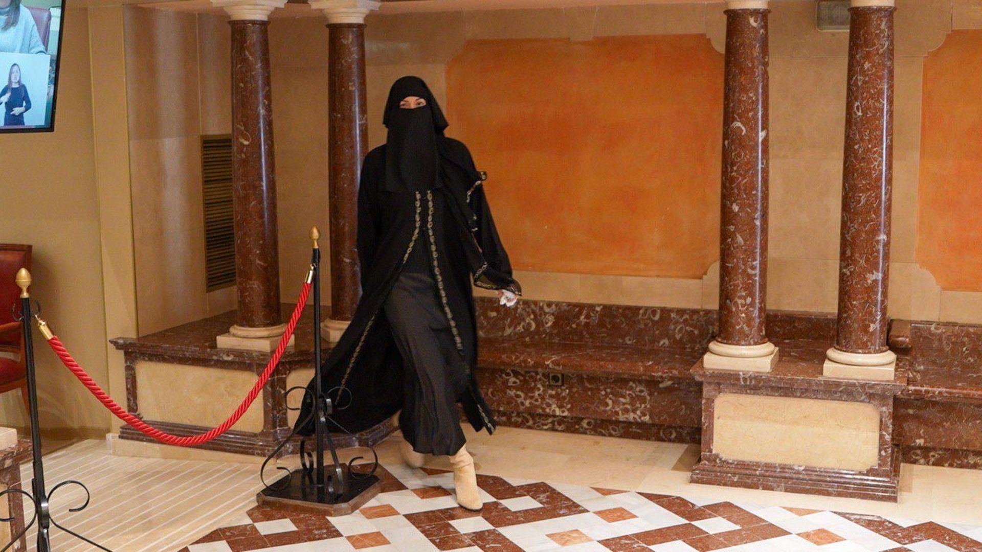 Una diputada de Vox entra en la Asamblea de Murcia con niqab para exigir  que se prohíba en los espacios públicos | Demócrata