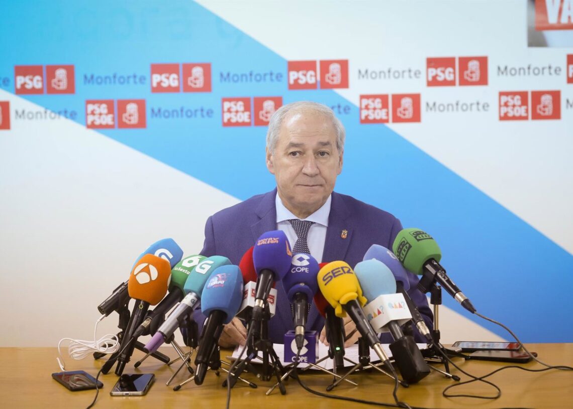 El hasta ahora presidente de la Diputación de Lugo, José Tomé, durante su comparecencia, en la sede del PSdeG-PSOE en Monforte, a 10 de diciembre de 2025, en Monforte de Lemos, Lugo, Galicia (España). El acto tiene lugar después de que ayer saliesen a la Carlos Castro - Europa Press