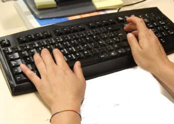 Archivo - Unas manos escribiendo en un teclado de ordenador.Ricardo Rubio - Europa Press - Archivo