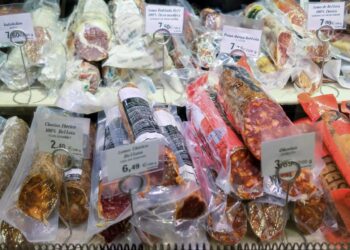 Archivo - Sección de charcutería y embutido en un supermercado donde se muestran las ofertas y precios de los productos típicos en la cesta de Navidad.Jesús Hellín - Europa Press - Archivo