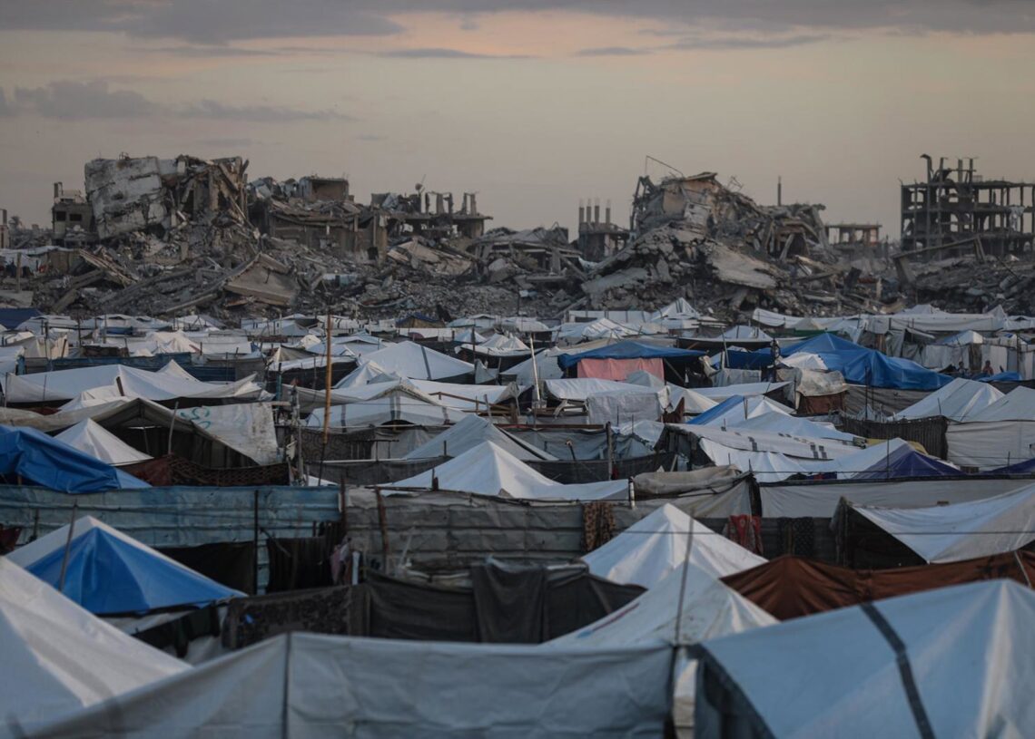 Palestinos desplazados en tiendas de campaña tras la destrucción por la ofensiva israelí en ciudad de GazaEuropa Press/Contacto/Omar Ashtawy