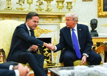 Archivo - El presidente de Estados Unidos, Donald Trump, estrecha la mano del secretario general de la OTAN, Mark Rutte, durante su reunión en la Oficina Oval de la Casa Blanca en WashingtonEuropa Press/Contacto/Aaron Schwartz - Pool via CN