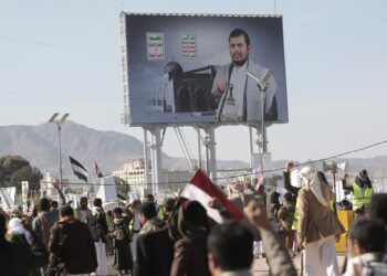 Archivo - Seguidores de los rebeldes hutíes de Yemen, congregados ante un rótulo con la imagen del líder, Abdul Malik al HutíEuropa Press/Contacto/Osamah Yahya - Archivo