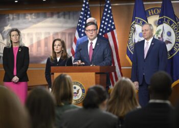 El presidente de la Cámara de Representantes de EEUU, el republicano Mike Johnson, comparece ante la prensa junto a otros congresistas republicanos tras la aprobación del presupuesto de defensa en el pleno del órgano parlamentarioEuropa Press/Contacto/Mattie Neretin