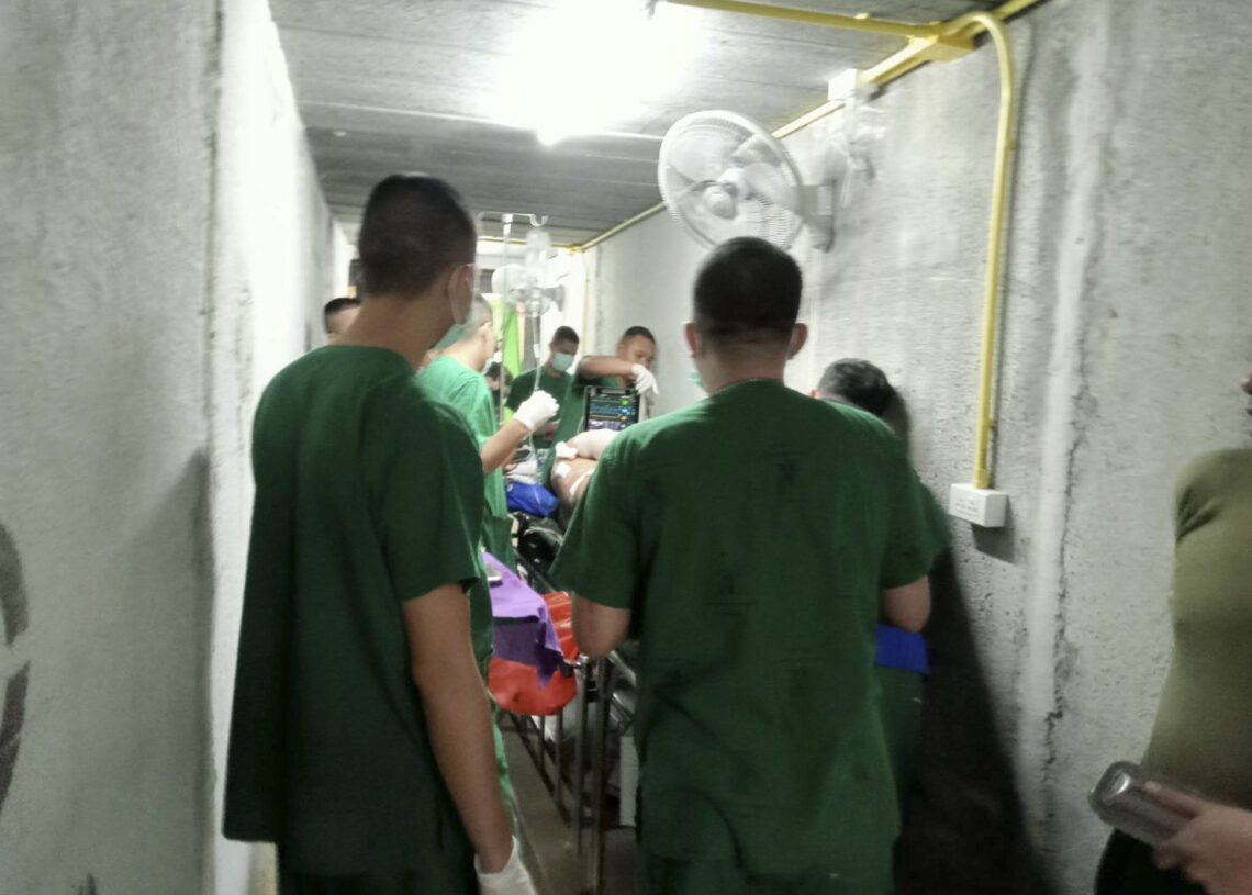 Pacientes y personal de un hospital tailandés siendo evacuados tras el impacto de cohetes lanzados desde Camboya, en la provincia de Surin, TailandiaEuropa Press/Contacto/Royal Thai Army