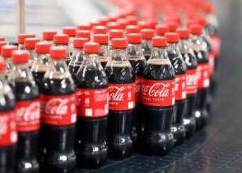 Archivo - FILED - 04 August 2023, Baden-Wuerttemberg, Mannheim: Filled 0.5-liter disposable Coca-Cola bottles are transported via a conveyor belt at the Mannheim production site of Coca-Cola Europacific Partners - CCEP Deutschland GmbH. Photo: Uli Deck/dpUli Deck/dpa - Archivo