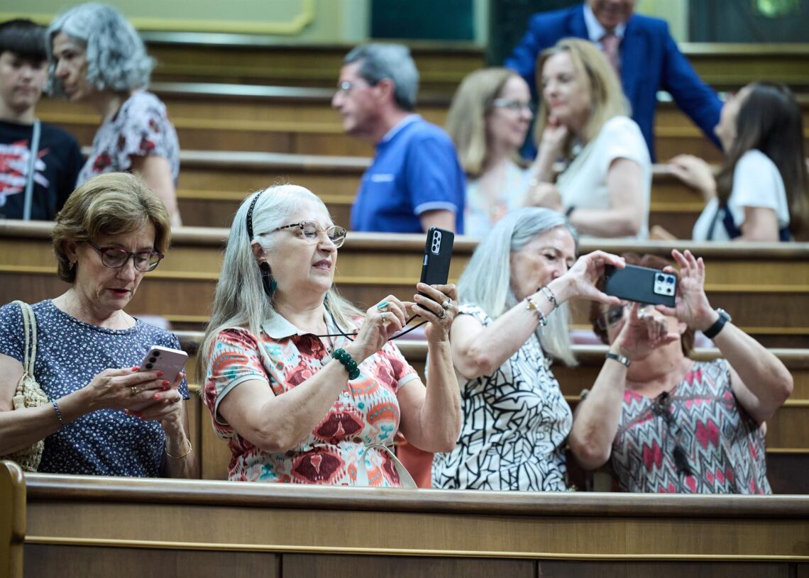 Archivo - Un grupo de visitantes hacen fotografías, durante la Jornada de puertas abiertas en el CongresoJesús Hellín - Europa Press - Archivo