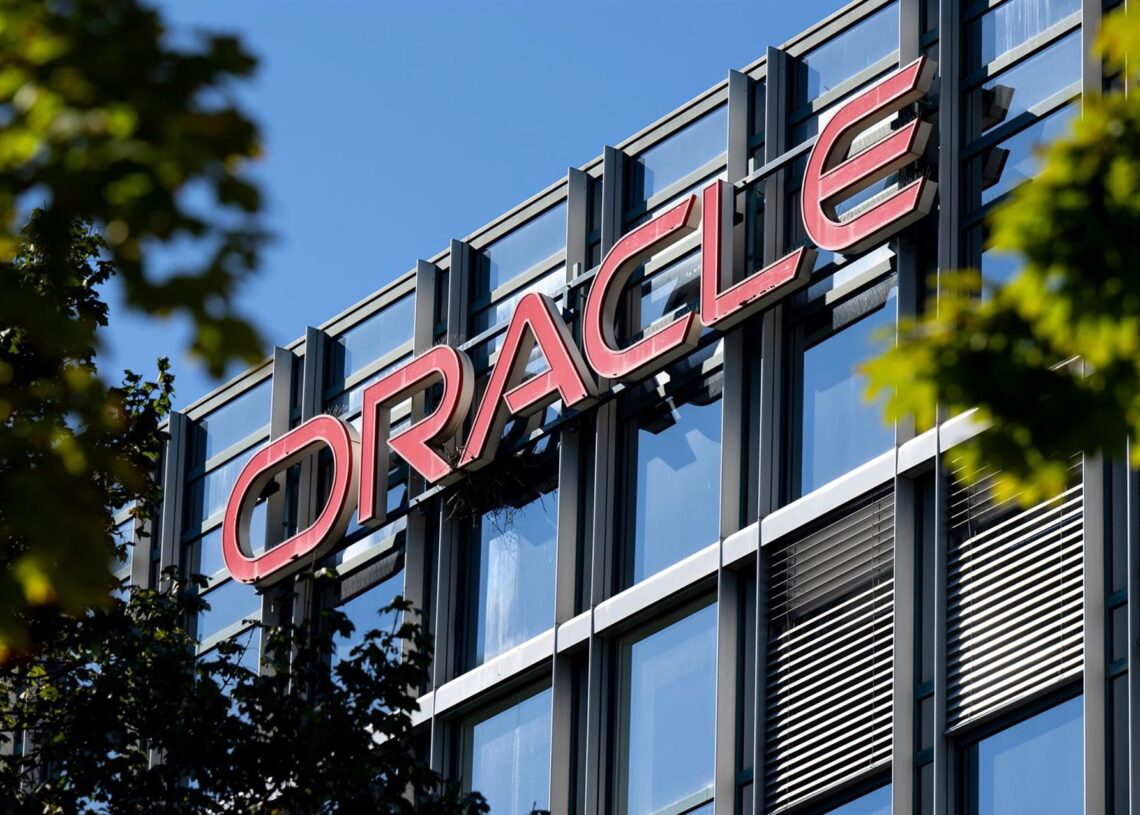 Archivo - FILED - 25 September 2023, Bavaria, Munich: The logo of the software and hardware manufacturer Oracle can be seen at the German headquarters. Photo: Sven Hoppe/dpaSven Hoppe/dpa - Archivo
