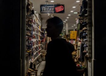 Un escaparate con ofertas por el Black Friday, a 28 de noviembre de 2025, en Madrid (España)Ricardo Rubio - Europa Press