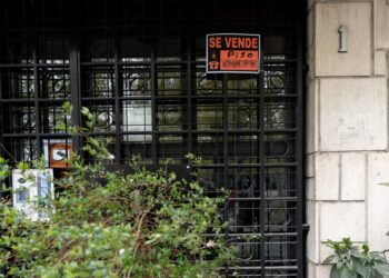 Archivo - Vista de un cartel de 'Se vende' en un portal de un edificio.Eduardo Parra - Europa Press - Archivo