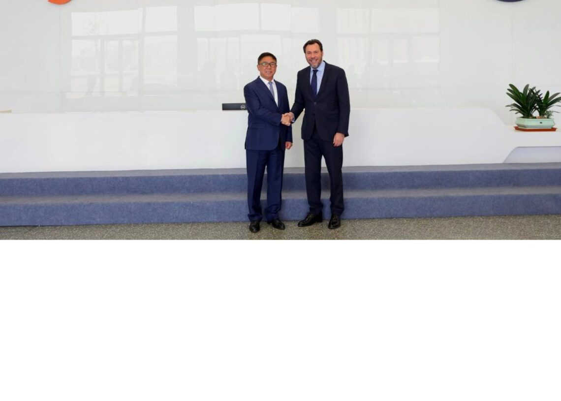 El ministro Óscar Puente junto a un directivo de Gotion en las instalaciones de la compañía en China.MINISTERIO DE TRANSPORTES Y MOVILIDAD SOSTENIBLE