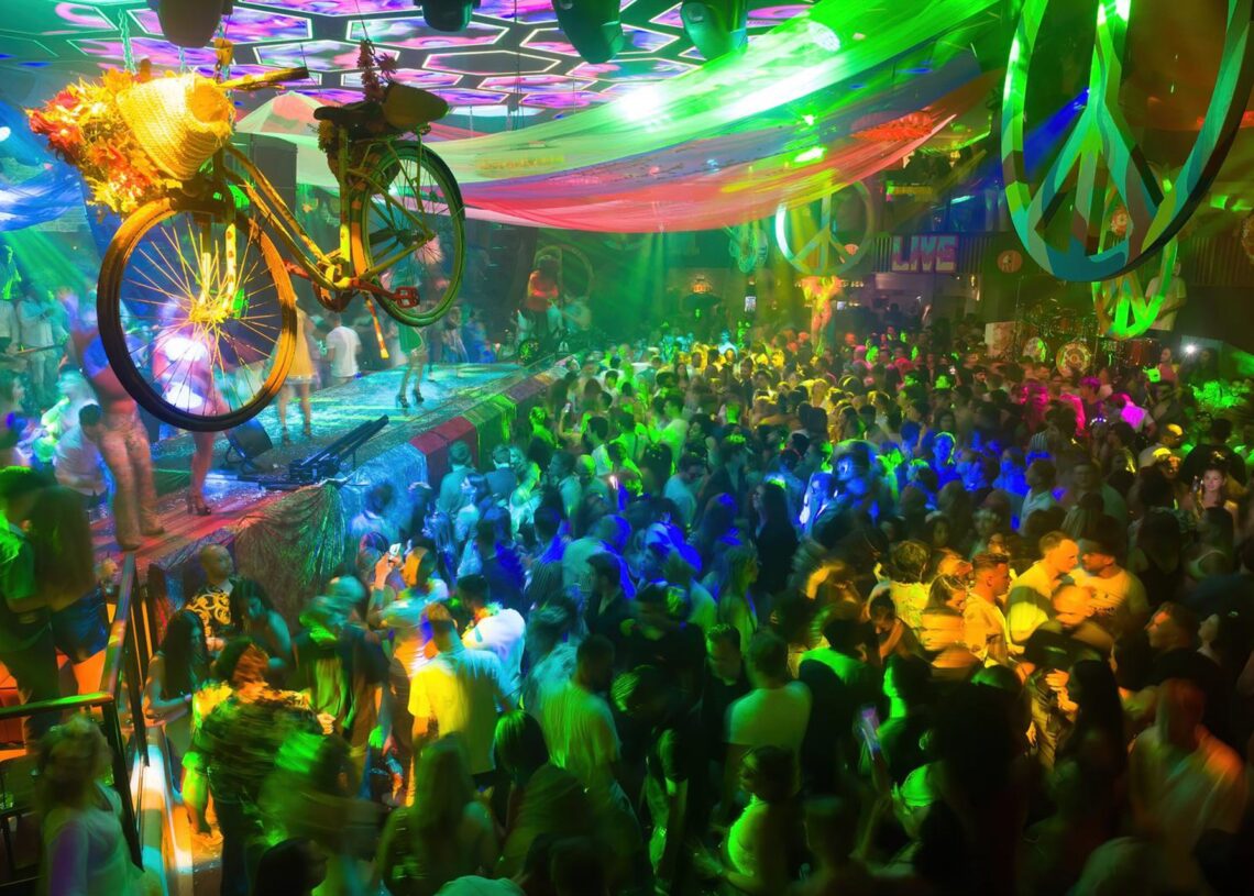 Archivo - Decoración y vista general de la fiesta Flower Power en la discoteca Pacha Ibiza Germán Lama - Europa Press - Archivo